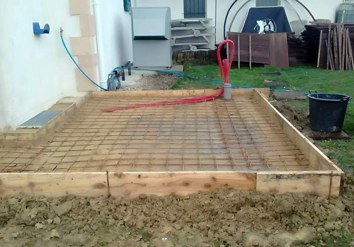 Préparation de sols et terrassement précis pour vos terrains.